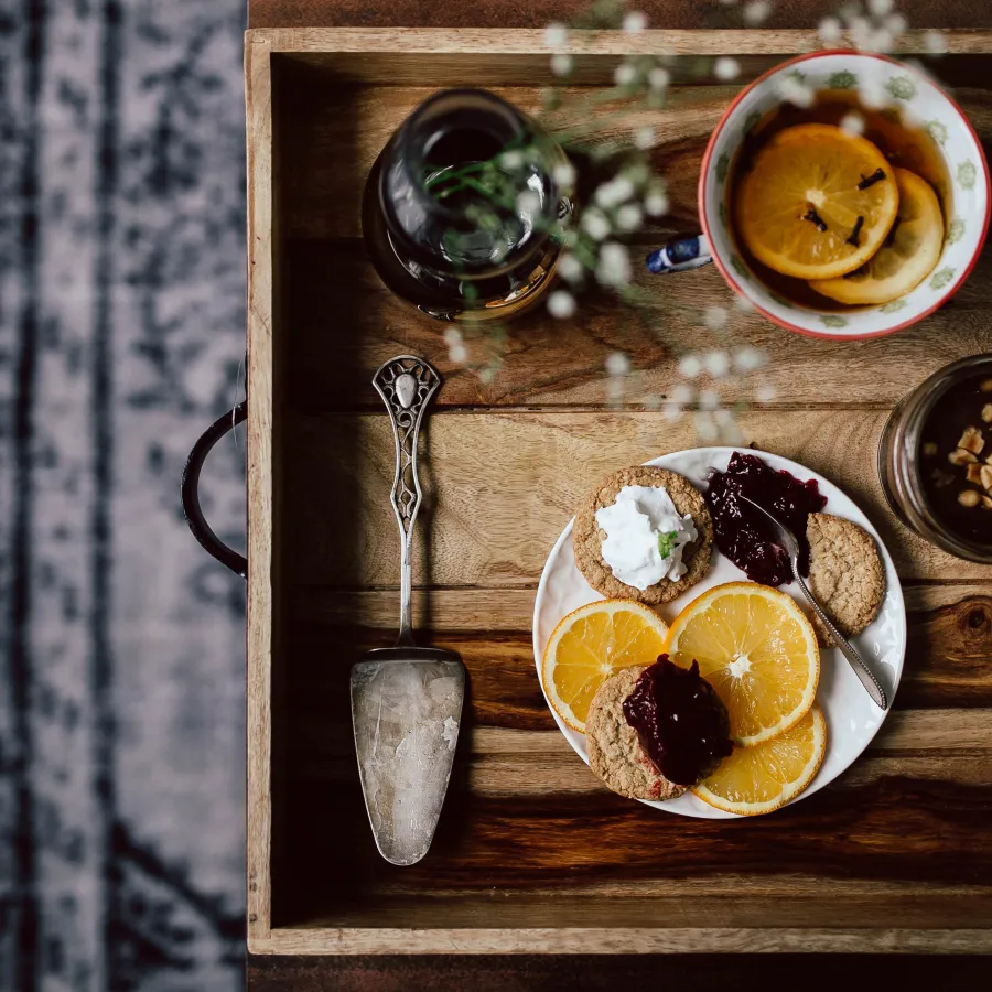 سینی چوبی با پرتقال، چای و آجیل