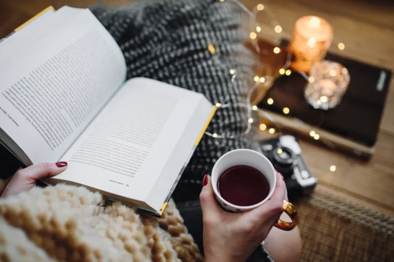 کتاب باز، چای و شمع روشن
